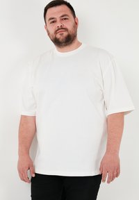 PLUS SIZE - Jednoduché tričko - white