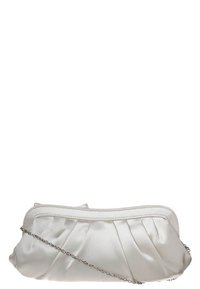 Clutch in satin bianco con design plissettato, tracolla in catena argentata e chiusura con zip. Texture liscia e forma affusolata.
