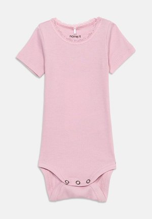 Mäkké ružové rebrované detské body s krátkymi rukávmi, výstrih s čipkovou lemovkou a tromi patentkami v rozkroku pre jednoduchú výmenu plienok.