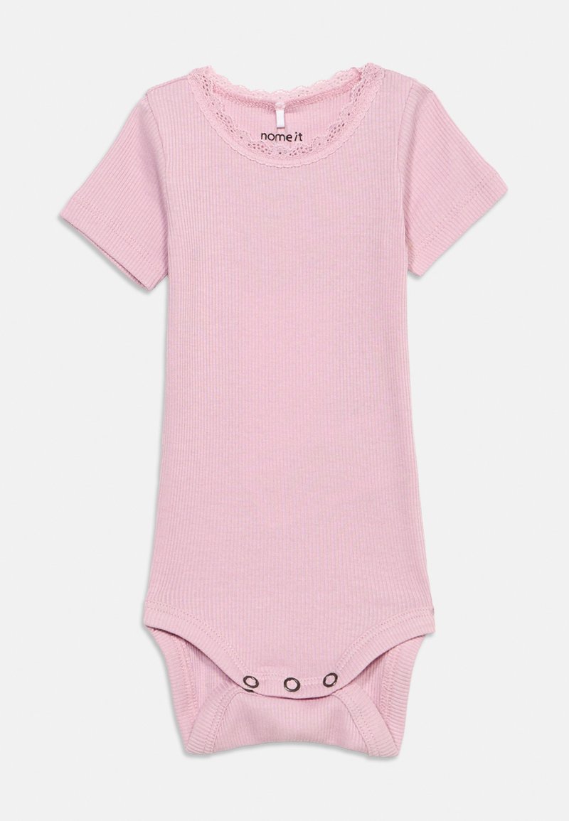 Απαλό ροζ κορδέλα βρεφικό κορμάκι με κοντά μανίκια, λαιμόκοψη με δαντέλα και τρία κουμπώματα στο εσωτερικό για εύκολη αλλαγή της πάνας.