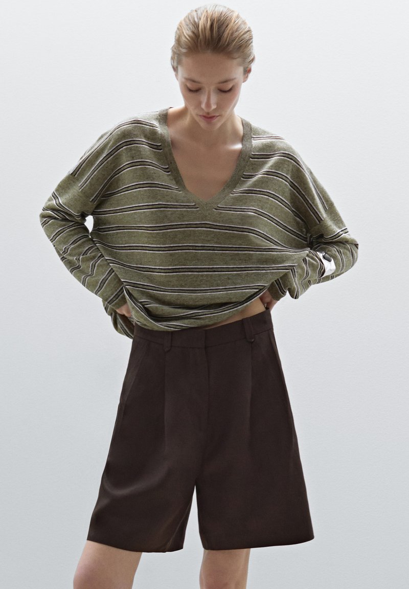 Massimo Dutti PLEATED BERMUDA - Short - dark brown