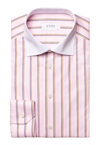 Chemise rose pliée avec des rayures verticales multicolores et un col blanc contrastant, avec des boutons sur le devant et aux poignets.