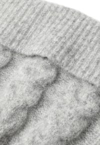 Harmaa neulottu villakangas, jossa on raidoitettu pinta ylhäällä ja kaapelitehosta alhaalla. Pehmeä, pörröinen ilme lämpimällä suunnittelulla.