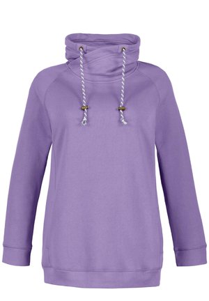 Sudadera morada con cuello alto, que presenta un cordón con detalles a rayas y toggles de metal. Hecha de una tela suave y con mangas largas.