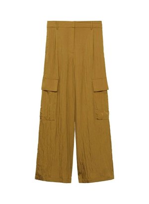 Beige cargo bukser med en rynket tekstur, vide ben og to store forlommer på hver side. Flad talje med bæltestropper.