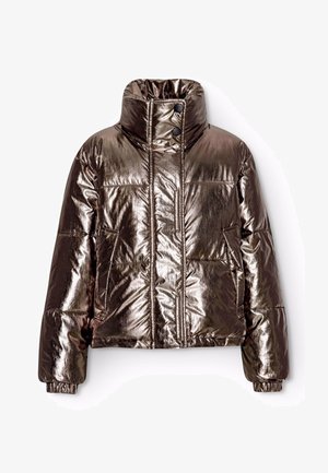 Metalinis bronzinis pūkuotas švarkas su aukštu apykakle, užsegamais mygtukais, elastingomis rankovėmis ir siuvinėta tekstūra. Yra dvi šoninės kišenės.