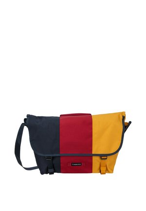 Messenger-Tasche mit drei vertikalen Farbblöcken: Marineblau, Rot und Senfgelb, mit Schulterriemen und zwei Schnallenverschlüssen.