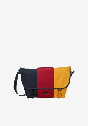 Messenger-Tasche mit drei vertikalen Farbblöcken: Marineblau, Rot und Senfgelb, mit Schulterriemen und zwei Schnallenverschlüssen.