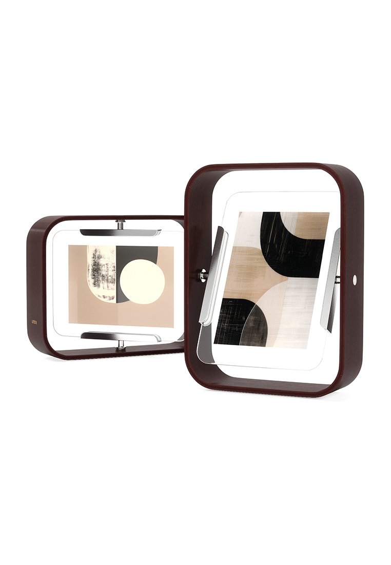 Drewniana ramka na zdjęcia w ciemnym brązie, z dwoma przesuwanymi przegrodami z wzorami w neutralnych odcieniach i abstrakcyjnymi kształtami. Gładkie metalowe elementy wykończenia.