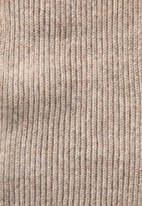 Strikket stof i beige nuancer med en ribbet tekstur, der har skifter mellem lyse og mørke tråde, hvilket fremhæver bløde, varme egenskaber.