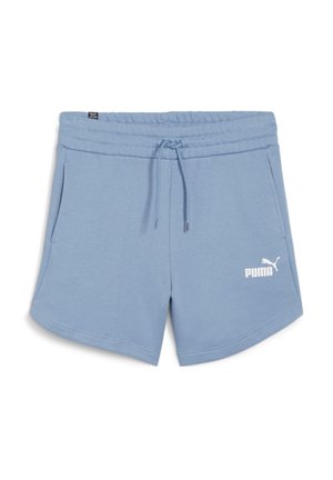 Jasnoniebieskie spodenki Puma z elastycznym pasem, sznurkiem, bocznymi kieszeniami i białym logo Puma na dolnej lewej nodze.