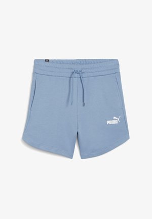 Jasnoniebieskie spodenki Puma z elastycznym pasem, sznurkiem, bocznymi kieszeniami i białym logo Puma na dolnej lewej nodze.