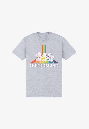 Camiseta de algodón gris con cuatro osos de dibujos animados patinando sobre ruedas, con un fondo de rayas de arcoíris y el texto "SKATE SQUAD" debajo.