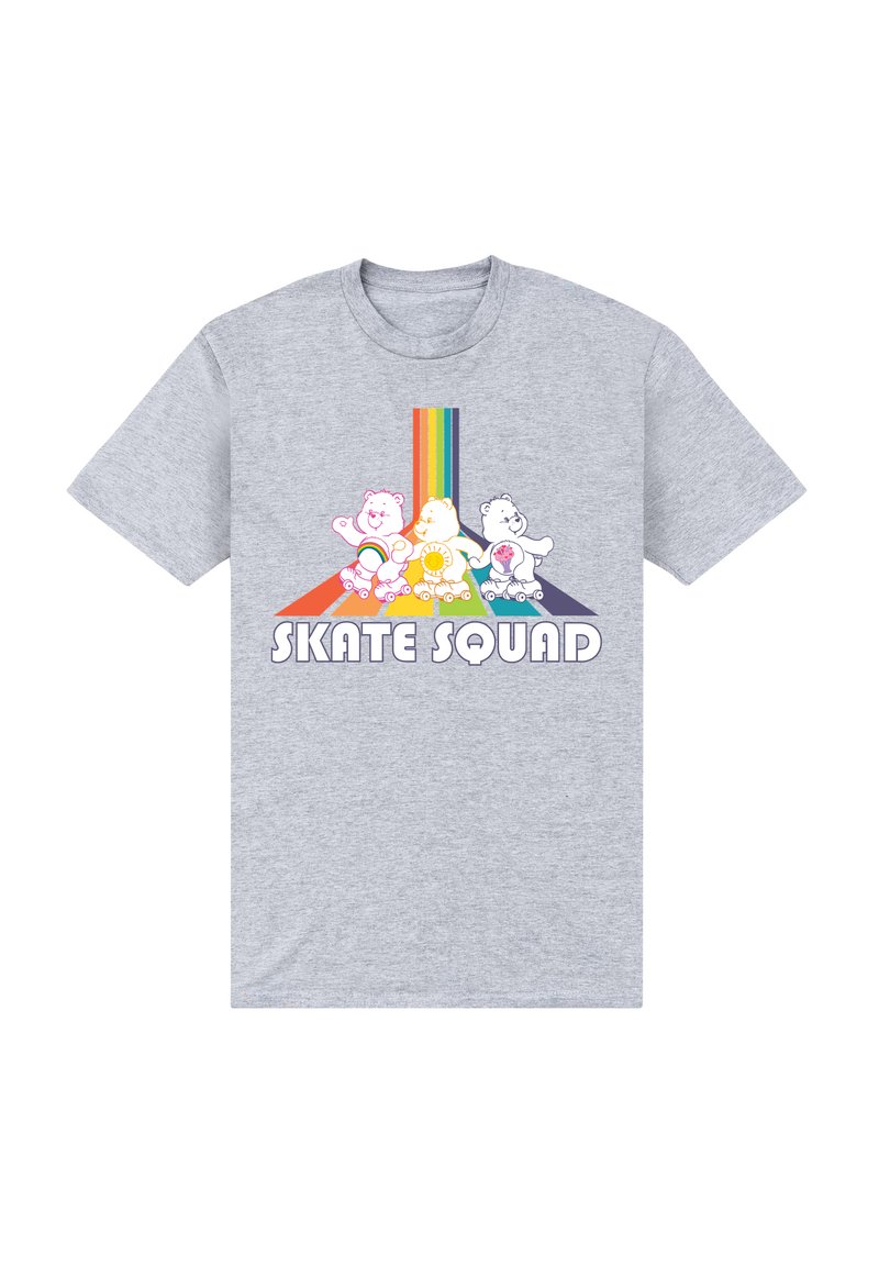 Camiseta de algodón gris con cuatro osos de dibujos animados patinando sobre ruedas, con un fondo de rayas de arcoíris y el texto "SKATE SQUAD" debajo.