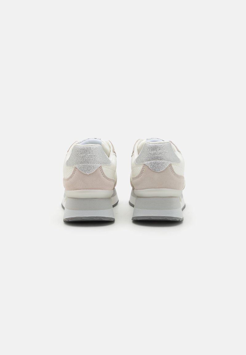 Zapatillas blancas y rosa claro con suelas grises, que presentan una mezcla de materiales que incluye cuero liso y ante suave, con acentos brillantes.