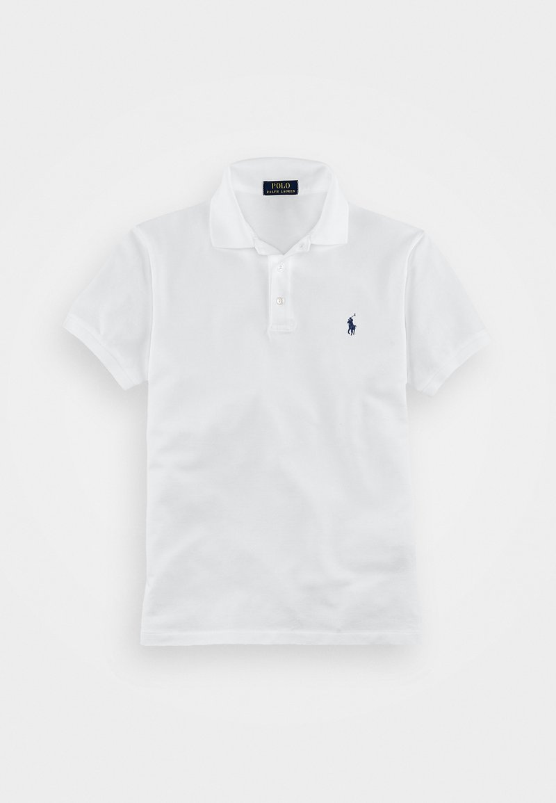 Polo blanc en coton, avec une patte de boutonnage à trois boutons, des manches courtes et un logo brodé marine sur la poitrine gauche.
