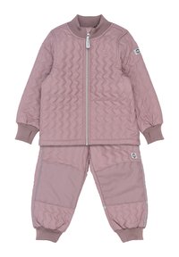 Rosa gesteppter Jacken- und Hosenanzug mit geripptem Kragen, strukturierten Details und elastischen Bündchen sowie reflektierenden Akzenten an der Hose.