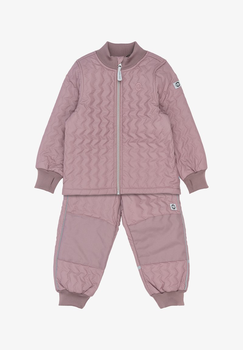 Roze gewatteerde jas en broekset met een ribbelkraag, textuurdetails en elastische manchetten met reflecterende accenten op de broek.