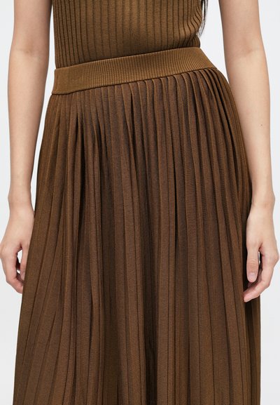 Καφέ πλισέ μακριά φούστα με ραμμένο ζωνάκι; διαθέτει κάθετες ρίγες και απαλή υφή, κατάλληλη για διάφορες περιστάσεις.