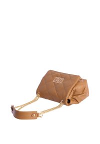 Bolso de mano marrón acolchado con cadenas y correas de cuero, que presenta una placa con el logo. Textura suave, forma rectangular y detalles de hardware dorado.