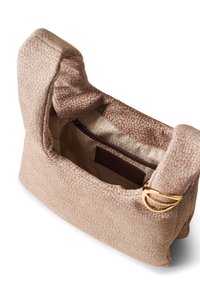 Sac à main beige texturé avec une forme douce et arrondie. Doté d'un accent en métal doré et d'un compartiment zippé à l'intérieur.