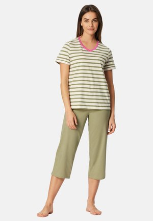 Gestreept katoenen pyjamaset met een top met korte mouwen en een roze halslijn en een groene broek. Zachte textuur, ontspannen pasvorm en caprilengte.