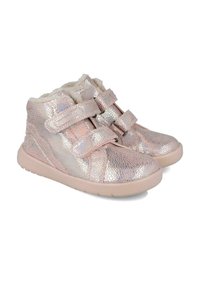 Zapatillas altas rosas brillantes con forro de piel sintética, que presentan dos correas ajustables de Velcro y un diseño de superficie texturizada. Suela de goma.