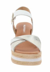 Sandal in sintetico bianco con cinturini incrociati, dettagli texturizzati e suola in stile juta. Fibbia regolabile sul cinturino della caviglia per una vestibilità perfetta.