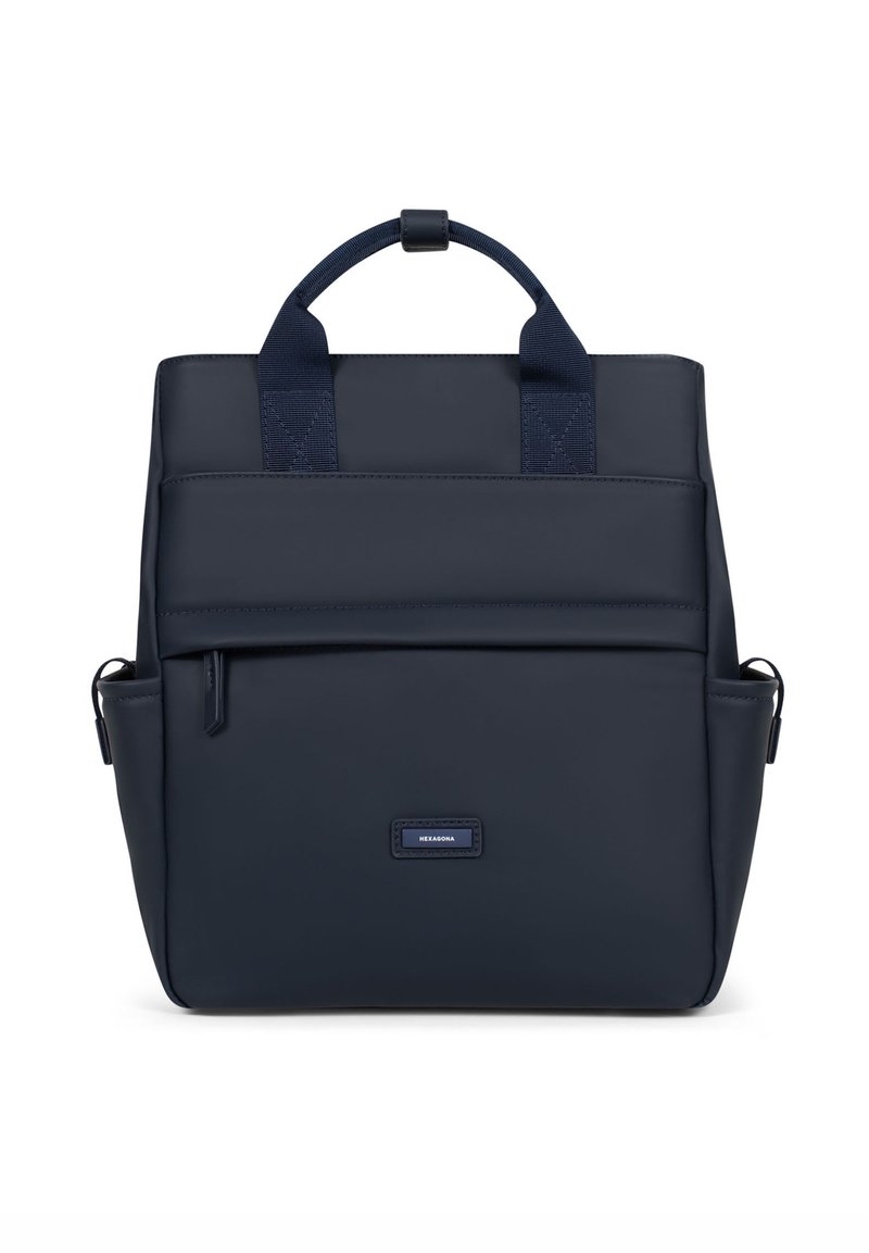Marineblauwe rugzak met een sleek design, voorzien van een bovenhandvat, verstelbare schouderbanden en een voorzak met ritssluiting voor extra functionaliteit.