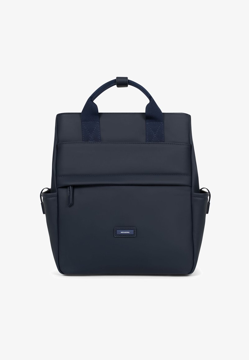 Sac à dos de couleur marine au design élégant, comprenant une poignée supérieure, des bretelles ajustables et une poche zippée à l'avant pour plus de fonctionnalité.