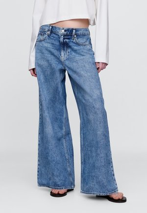 SUPER BAGGY - Brīva piegriezuma džinsi - light indigo 11