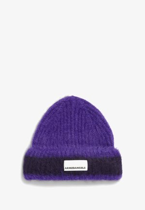 Lila Strickmütze mit einem dunkleren lila umgeschlagenen Saum und einem weißen Etikett mit der Aufschrift "ARMEDANGELS" in der Mitte der Vorderseite.