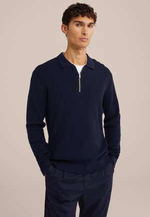 Pullover a maglia blu navy con colletto polo e chiusura a metà zip, dotato di texture a coste e maniche lunghe. Vestibilità casual con una finitura liscia.