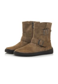 Botas de tobillo de ante marrón con cremallera lateral, que presentan dos correas ajustables y hebillas de metal, montadas sobre una suela de goma negra plana.