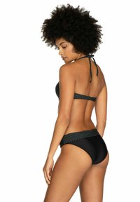 Zwarte bikini met een stippenpatroon, halternekdesign en bijpassende high-waisted broekjes. Soepele textuur, verstelbare strikjes bij de nek.