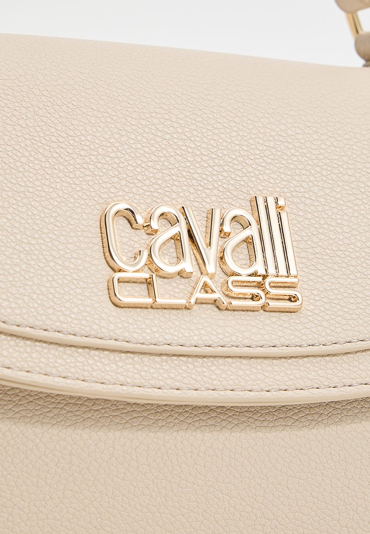 Crèmekleurige neplederen handtas met een reliëfstructuur, voorzien van een glanzend gouden "Cavalli Class"-logo en minimalistische ontwerpelementen.