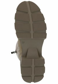 Suola di stivale in gomma marrone con scanalature profonde. Caratteristiche includono un tacco piatto e un marchio di taglia 37. Design robusto con superficie texture.