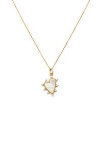 Un collier en or avec un pendentif en forme de cœur, doté d'un centre blanc et d'accents décoratifs, entouré de petites pierres claires.