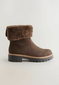 Pruun nubukist ankle boot pehmea pruuni karvaga ääres, paks must kummitald ja dekoratiivne õmblus tald äärtes.