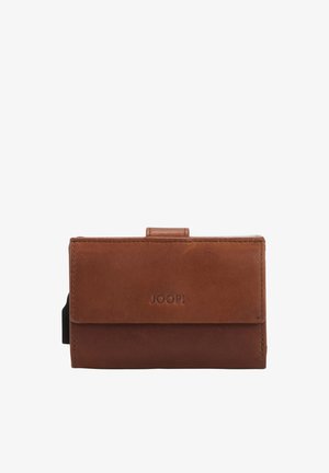 Rjav usnjen denarnica s preklopnim zapiranjem, z vtisnjenim logotipom "JOOP!" na sredini sprednje strani, kompaktna pravokotna oblika na belem ozadju.