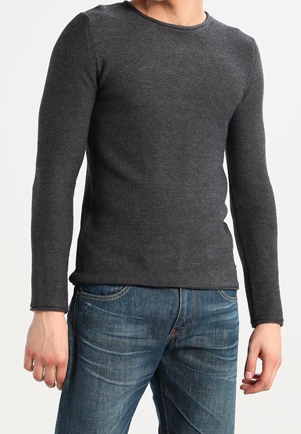 Dunkelgrauer Langarmpullover mit strukturiertem Strickmuster, rundem Ausschnitt und figurbetonter Silhouette, kombiniert mit blauen Jeans.