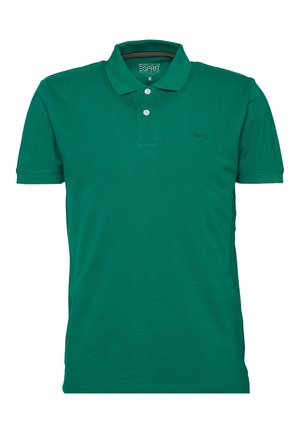 Zielona koszulka polo z krótkim rękawem, dwoma białymi guzikami i małym haftowanym logo marki na piersi.