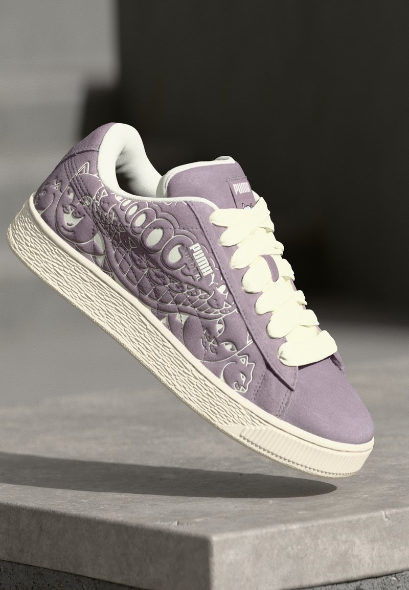 Sneaker in suede lavanda con lacci bianchi e suola in gomma testurizzata; presenta illustrazioni di gatti in rilievo sui lati.
