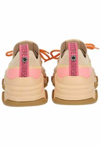 Beige a růžové tenisky s síťovaným svrškem, silnou krémovou podrážkou a oranžovými tkaničkami. Obsahují logo a branding na patní části.