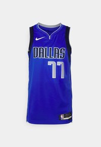 Maillot de basketball bleu des Dallas Mavericks avec le numéro 77, logo Nike, logo NBA et étiquette taille 44 sur un fond uni.