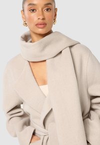 Forever New Petite MARIA SCARF COAT - Κλασικό παλτό - cream