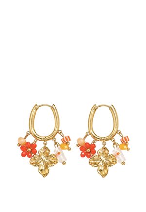 Orecchini a cerchio in oro con ciondoli pendenti, inclusi un fiore d'oro, perline a forma di fiore rosso e dettagli con perline arancioni e trasparenti.