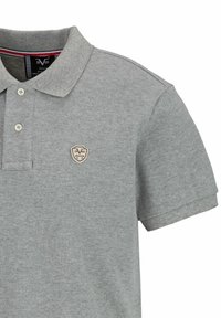 Grijze polo shirt van katoen, met een kraag, drie knopen en een klein logopatch op de linkerborst. Korte mouwen met een nette afwerking.