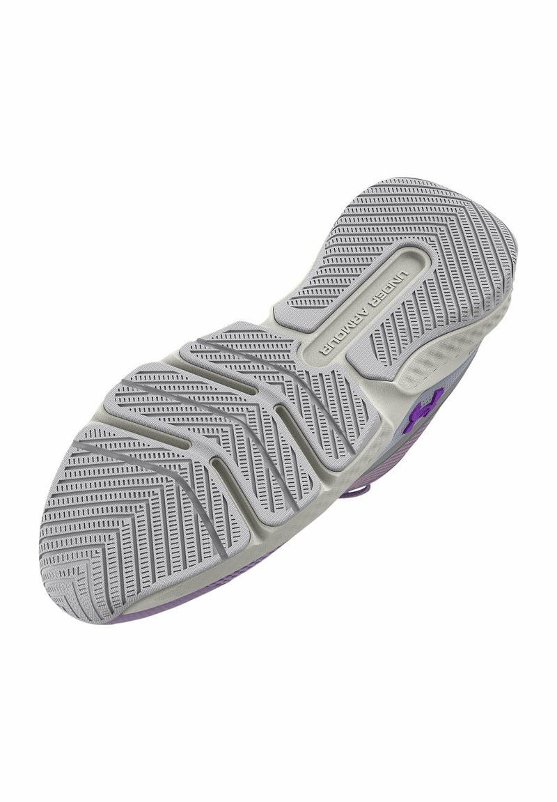 Suela de zapato con un caucho gris texturizado, patrón en zigzag, forma curva y un acento morado cerca del talón.