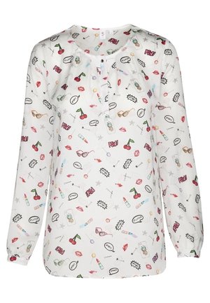 Weiße Langarmbluse mit bunten Comic-Style-Prints, darunter Kirschen, Lippenstifte, Sonnenbrillen, Lippen und Sprechblasen mit Wörtern.